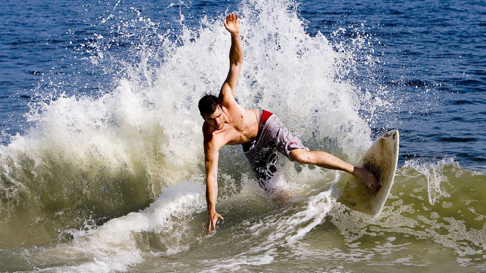 福克斯节奏完全掌控，F1街道赛之夜的唯一性法则