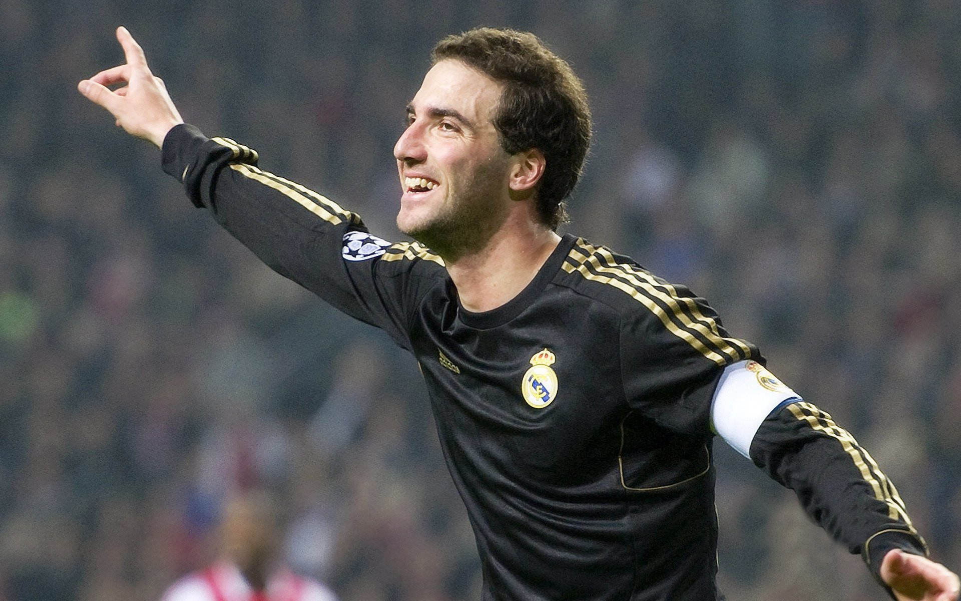 绿茵场上的炮火与呐喊，当英超争冠战与乌克兰的足球远征同频共振